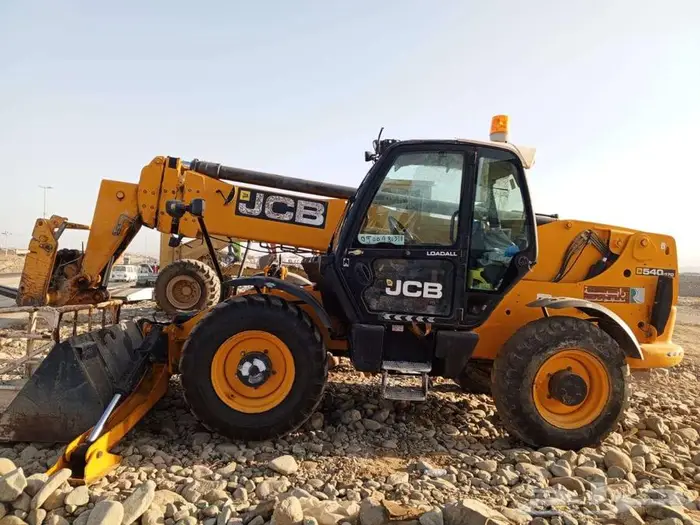 Telehandler Forkift For Rent رافعة تلسكوبية للايجار 0