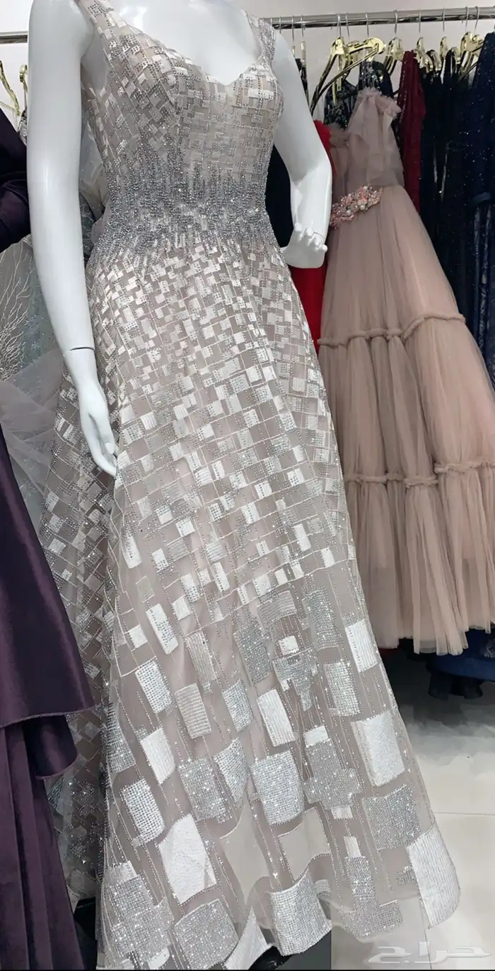 فستان للبيع شاريته ب 1700 والسوم عليكم مقاس L 0