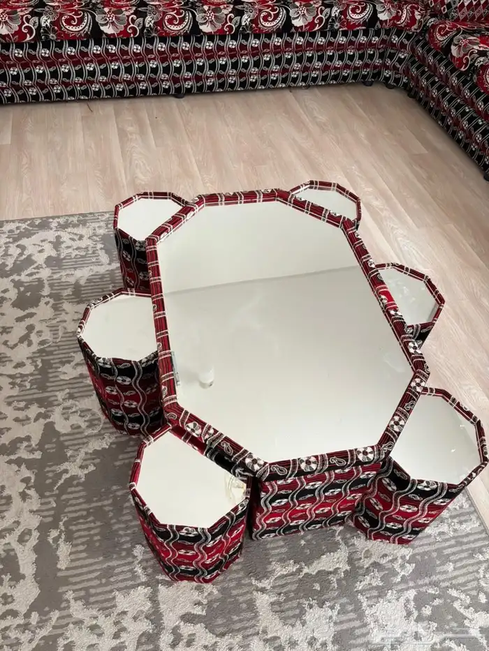كنب للبيع شبه جديد مع طاوله 0