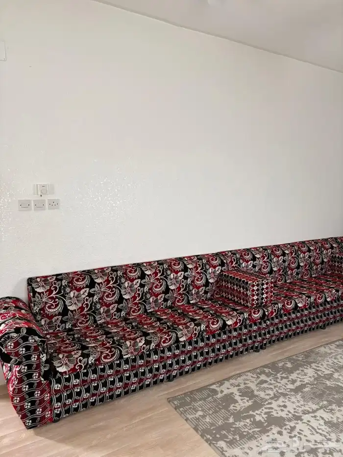 كنب للبيع شبه جديد مع طاوله 9