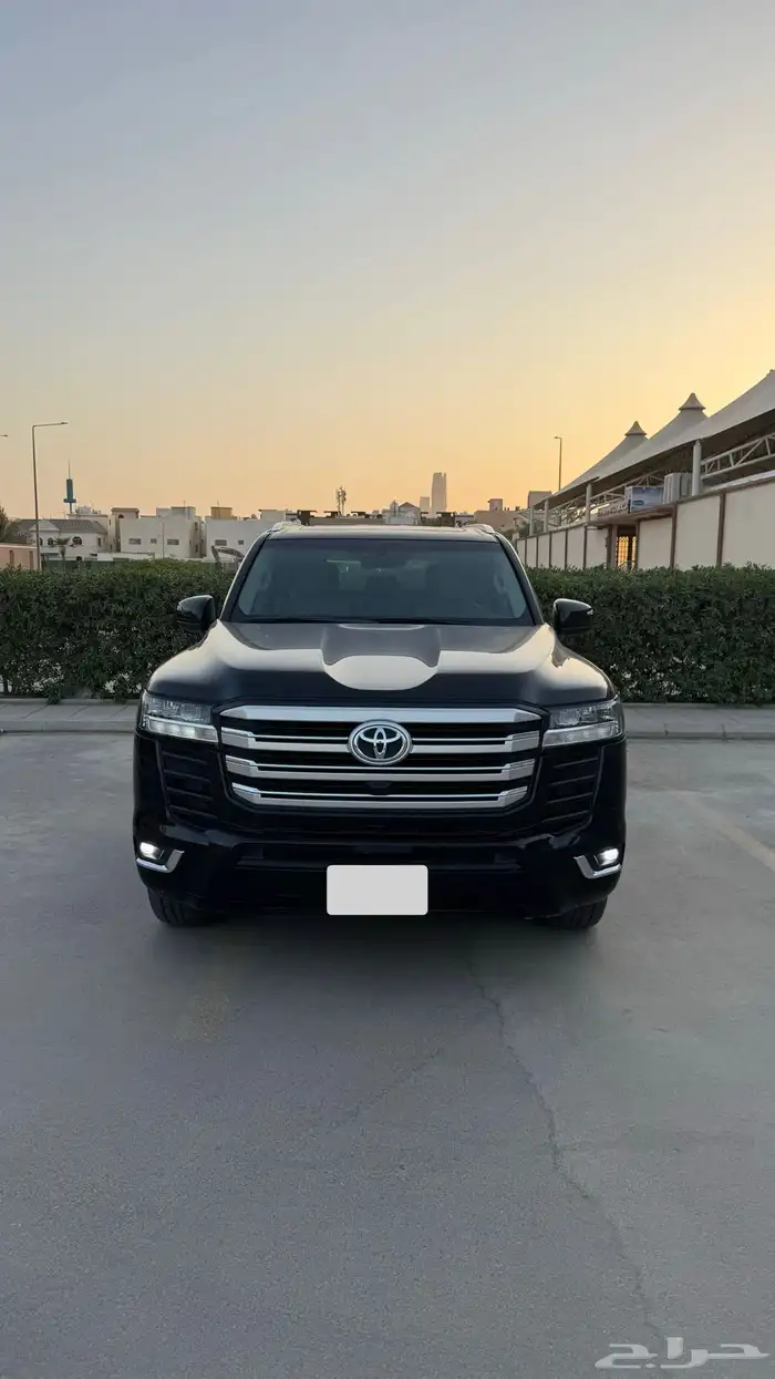 لاندكروزر L4 2023 اسود للبيع 0