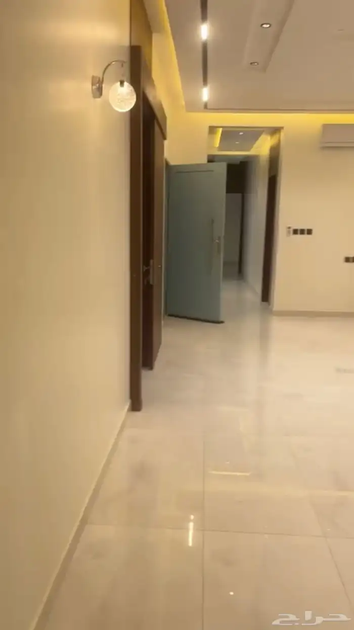 للإيجار دور اول في فيلا   حي الخليج 6