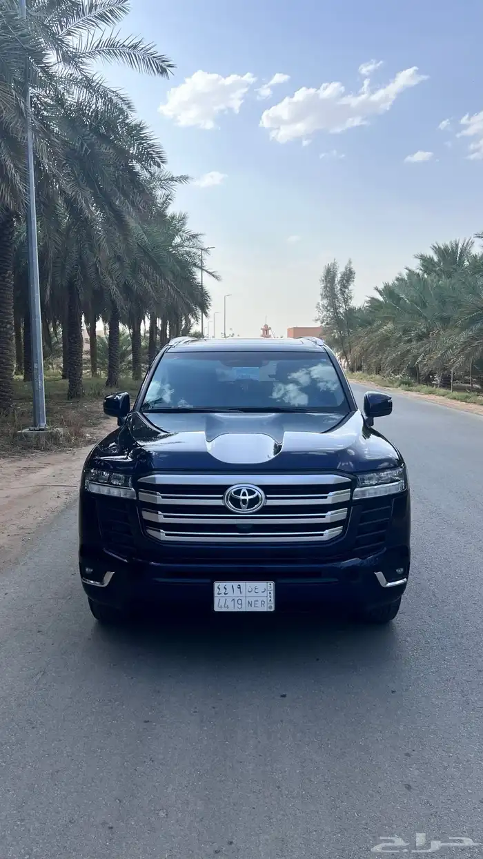 لاند كروزر 2023 الون ازرق غامق الممشى 200 الف تقريبا ديزل 6