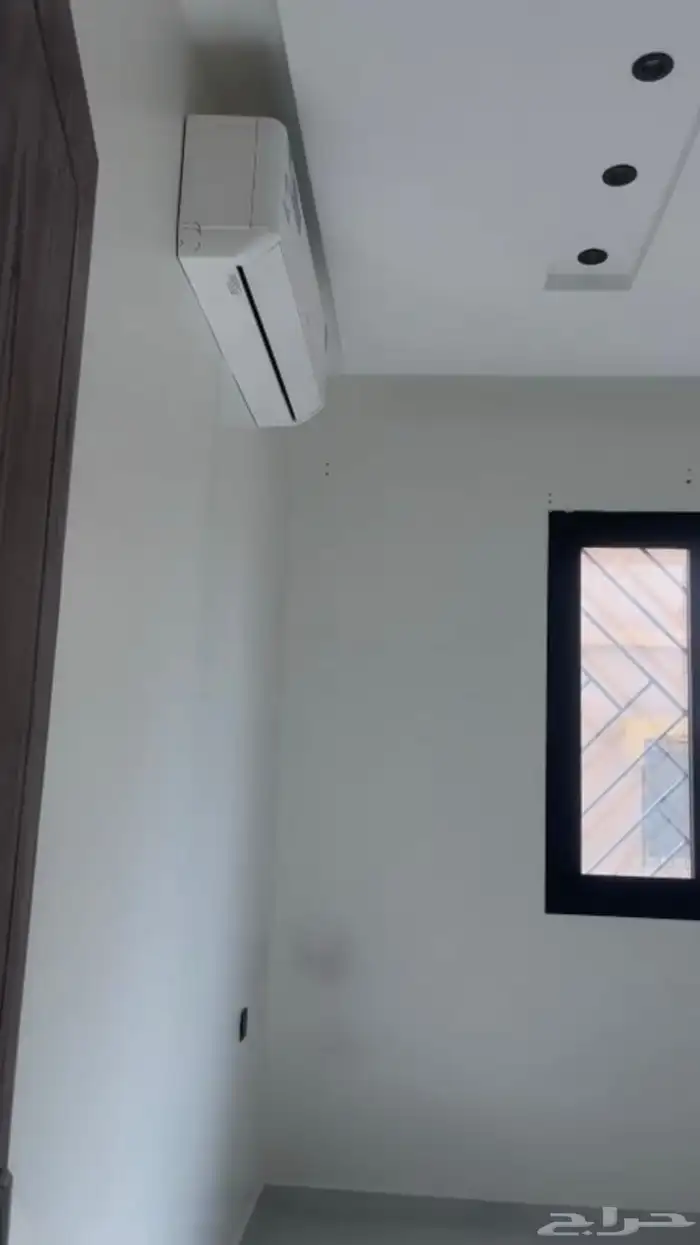 للإيجار دور اول في فيلا   حي الخليج 4