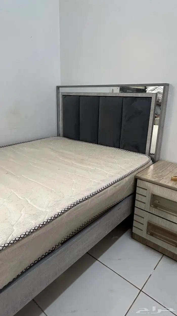 سرير خشب رمادي  مرتبة  طاولة سرير 2