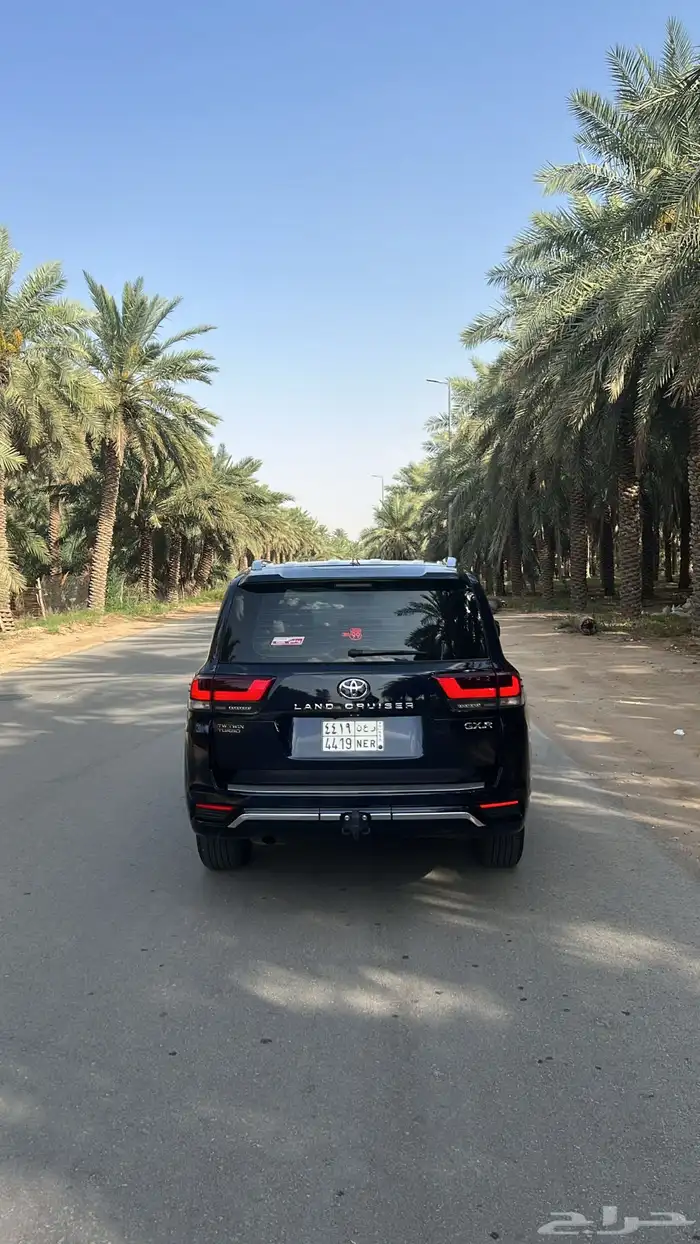 لاند كروزر 2023 الون ازرق غامق الممشى 200 الف تقريبا ديزل 7