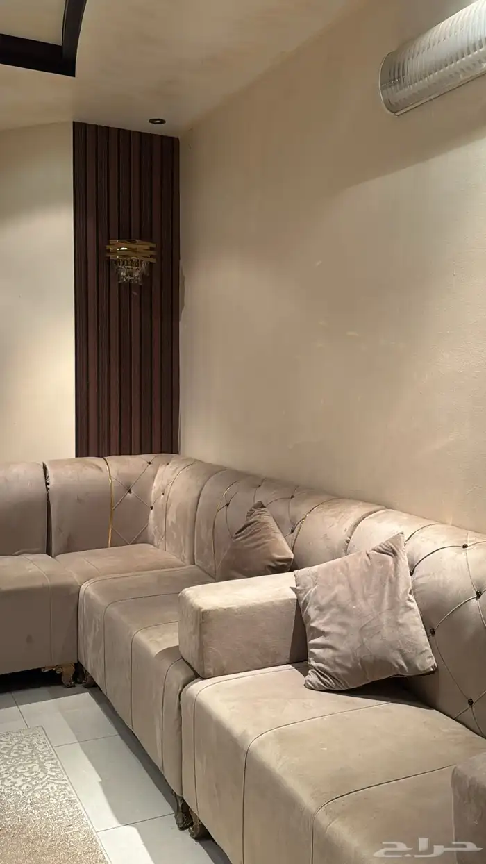 طقم كنب مع طاولات وثريات للبيع 2