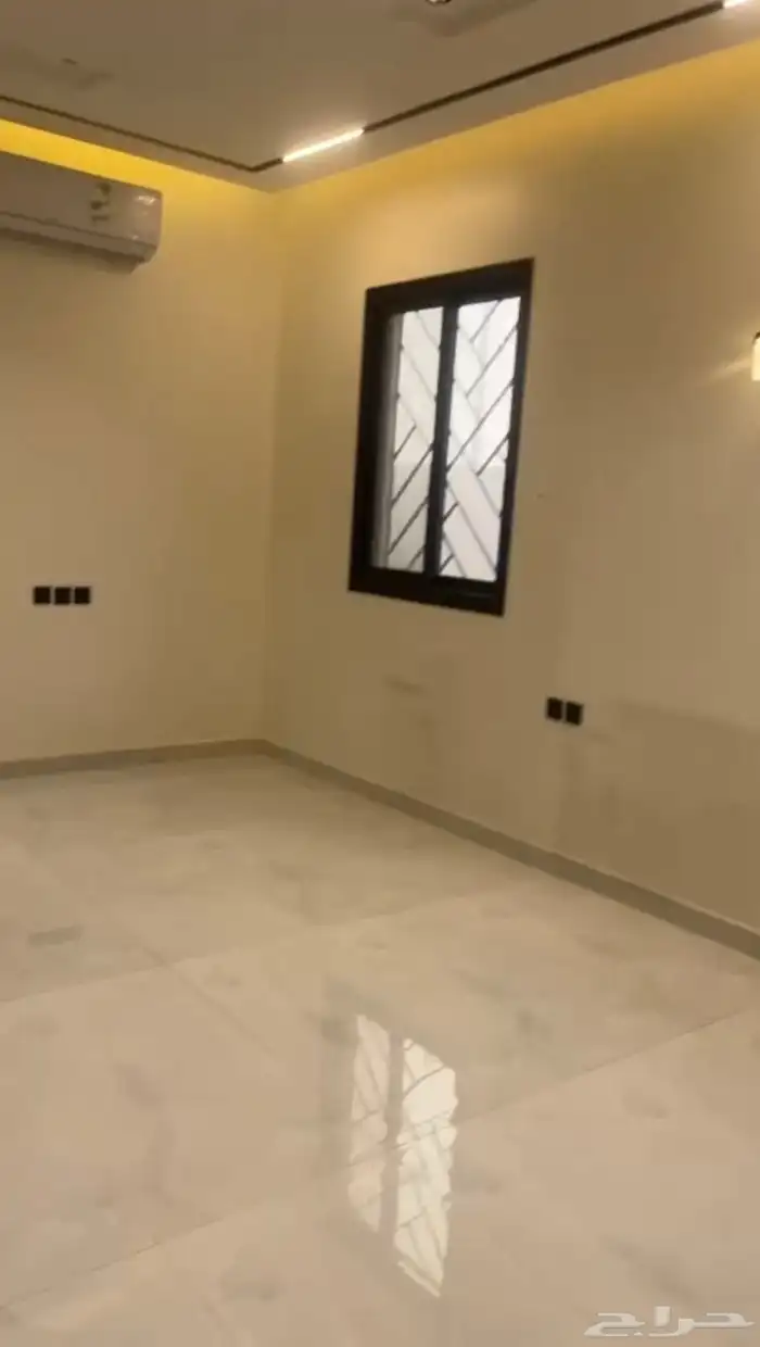 للإيجار دور اول في فيلا   حي الخليج 3