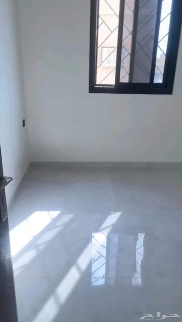 للإيجار دور اول في فيلا   حي الخليج 5