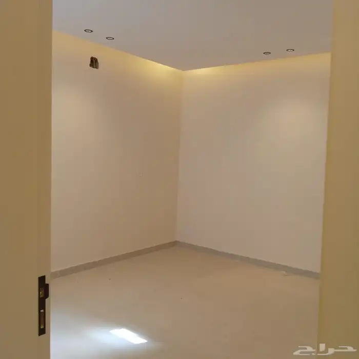للبيع دور أرضي مع حوش و مدخل خاص 620 الف في حي بدر 6