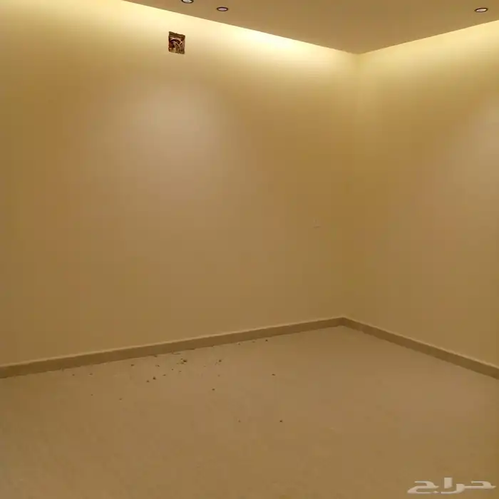 للبيع دور أرضي مع حوش و مدخل خاص 620 الف في حي بدر 3