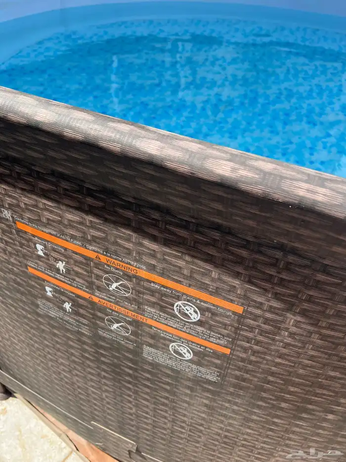 مسبح كبير استخدام قليل شبه جديد 1