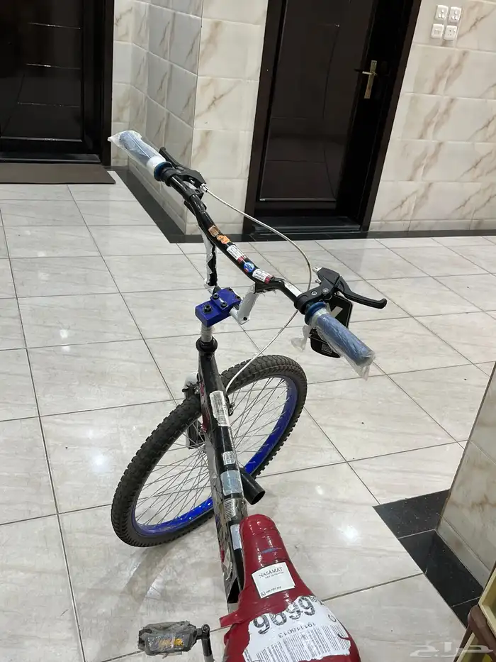 سيكل كوبرا نظيف على السوم مضاف عليه بعض الاستكرات لتزين 2