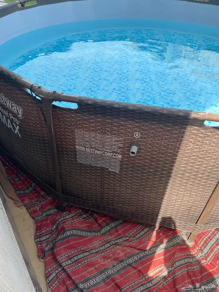 مسبح كبير استخدام قليل شبه جديد 2