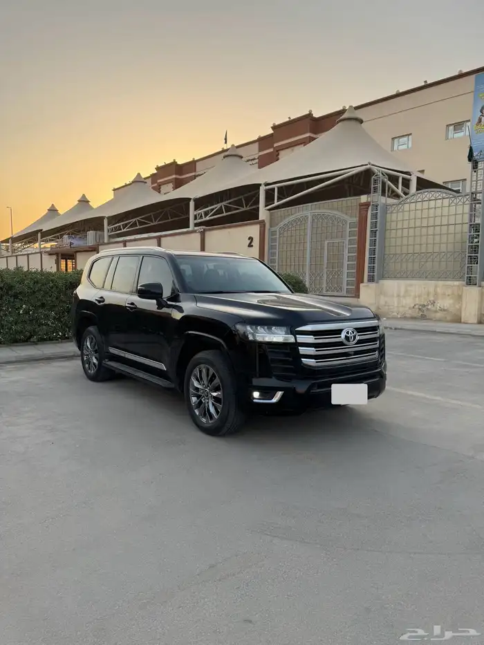 لاندكروزر L4 2023 اسود للبيع 2