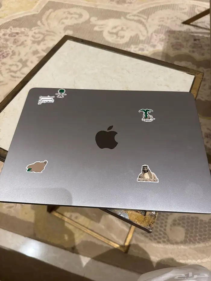 ماك بوك أبل نظيف 0