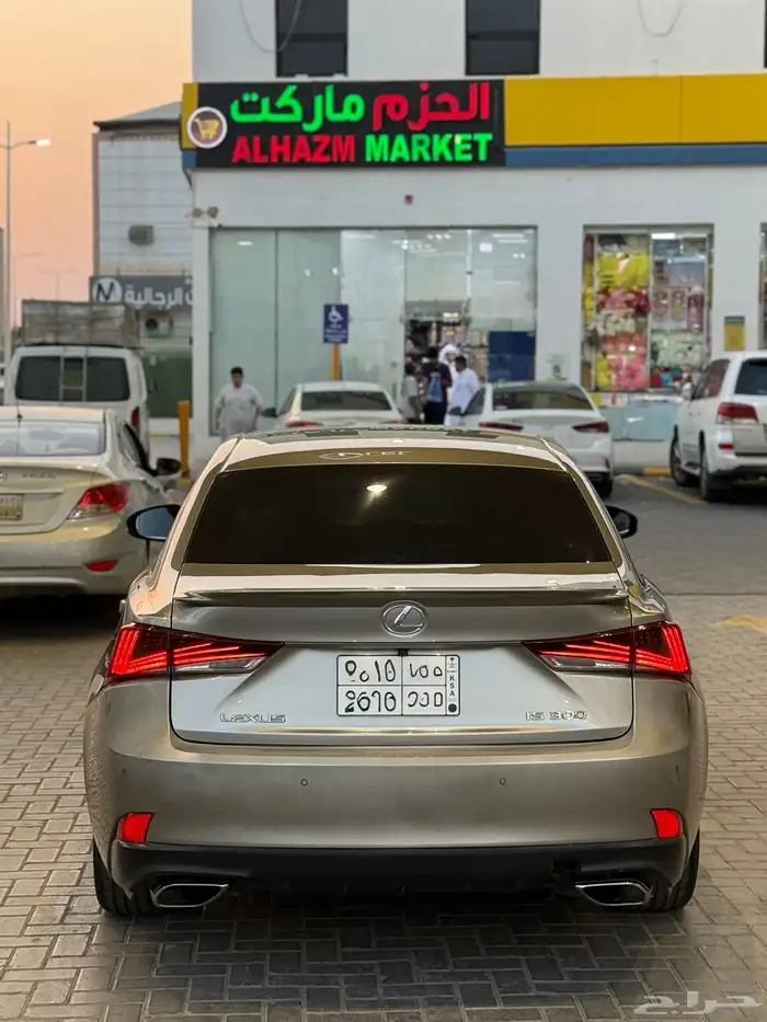 للبيع لكزس is300 ارنوب موديل 2018 4