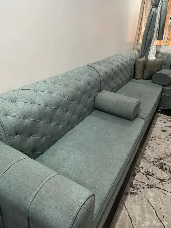 طاولة استخدام بسيط نظيف وكنب حرفL 1