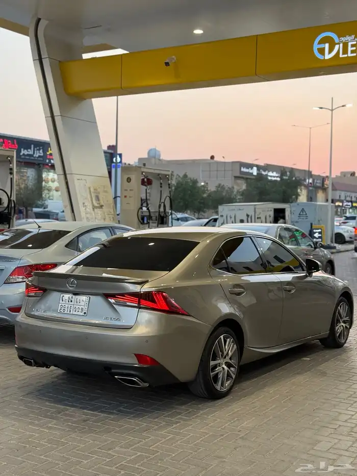 للبيع لكزس is300 ارنوب موديل 2018 5