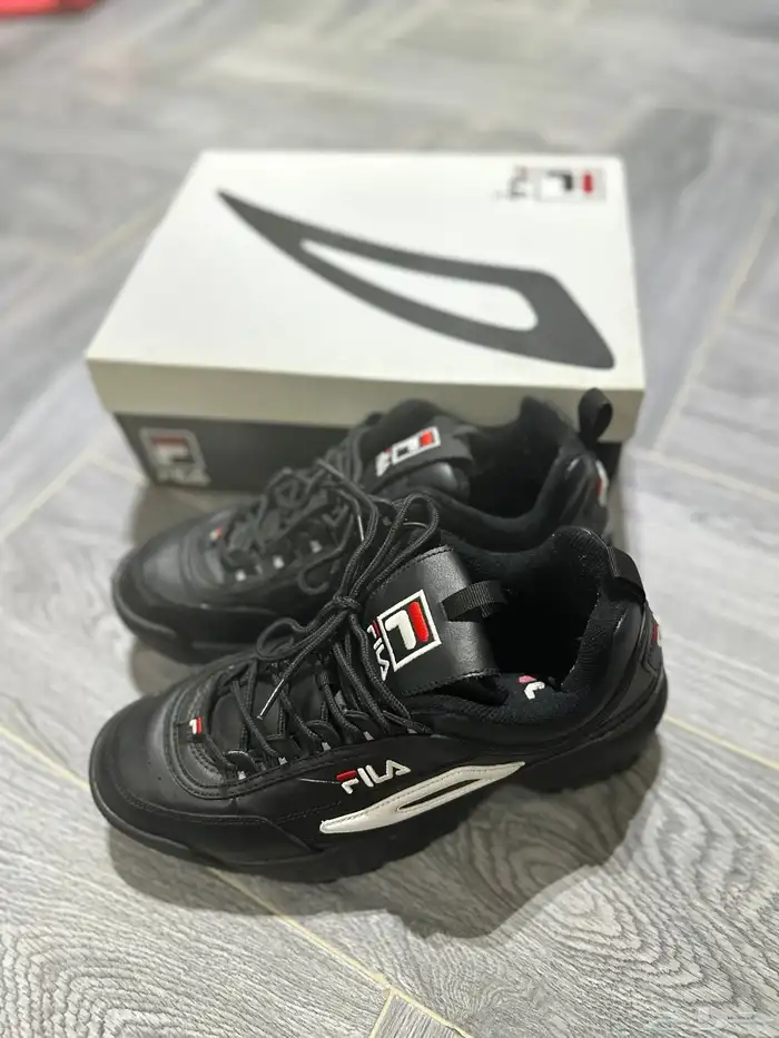 جزمة فيلا شبه جديده مقاس 44 0