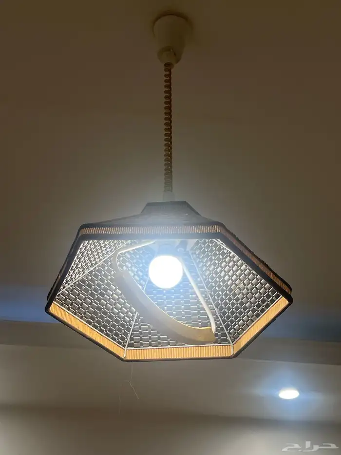 لوحة ونجفة 1