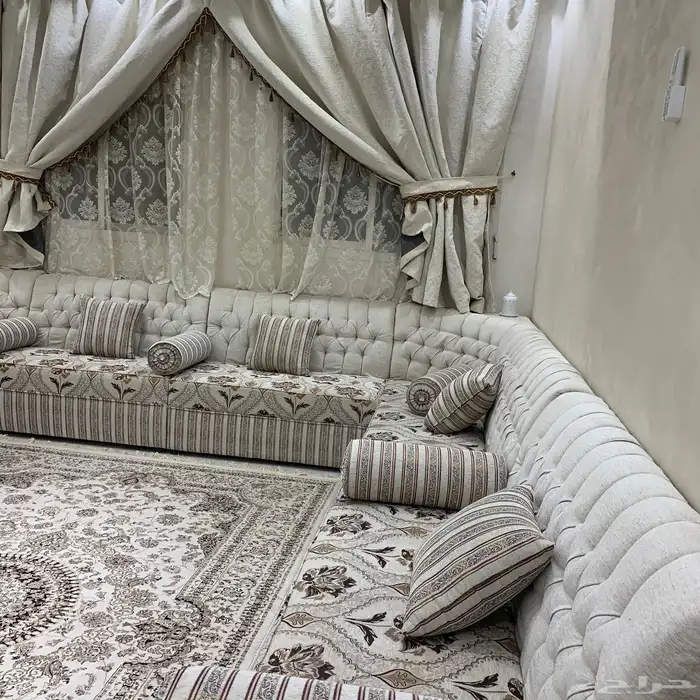 يوجد كنب 7 قطع وزاويتين وطاوله كبيره و4 طارلات خدمه 4