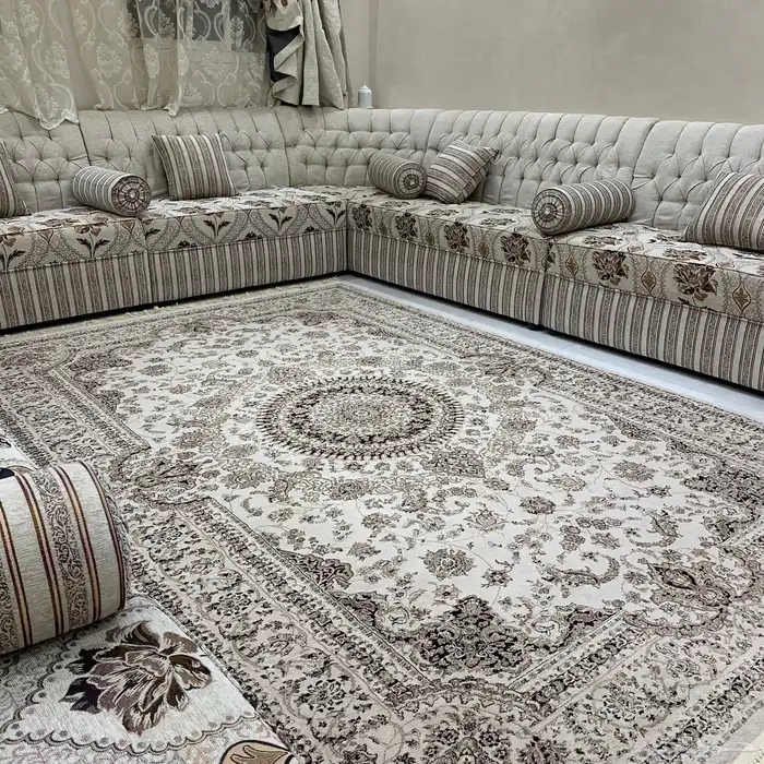 يوجد كنب 7 قطع وزاويتين وطاوله كبيره و4 طارلات خدمه 3