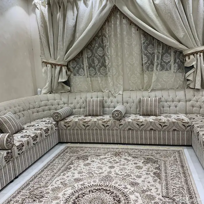 يوجد كنب 7 قطع وزاويتين وطاوله كبيره و4 طارلات خدمه 1