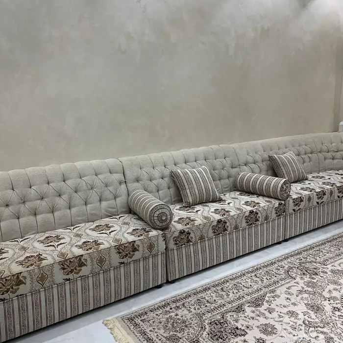يوجد كنب 7 قطع وزاويتين وطاوله كبيره و4 طارلات خدمه 0