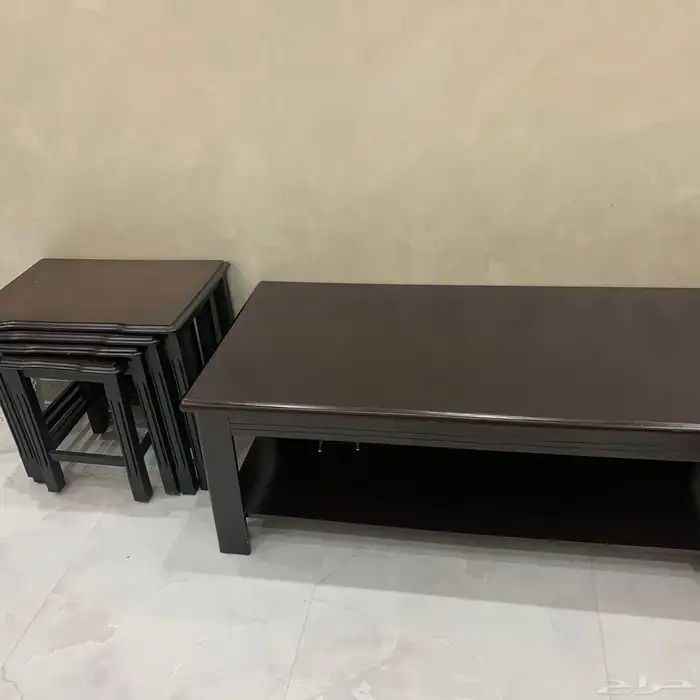 يوجد كنب 7 قطع وزاويتين وطاوله كبيره و4 طارلات خدمه 2