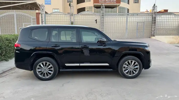 لاندكروزر L4 2023 اسود للبيع 3