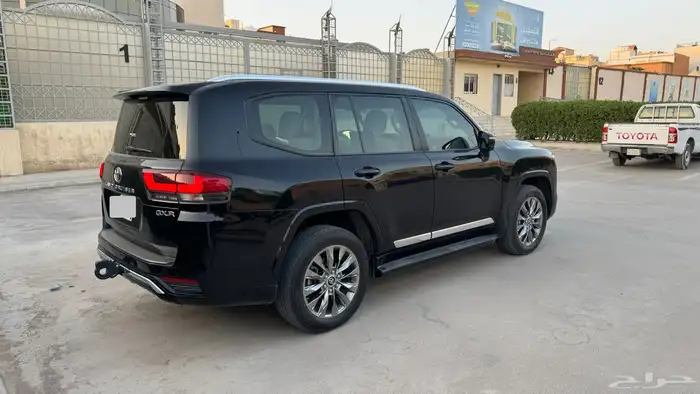 لاندكروزر L4 2023 اسود للبيع 4