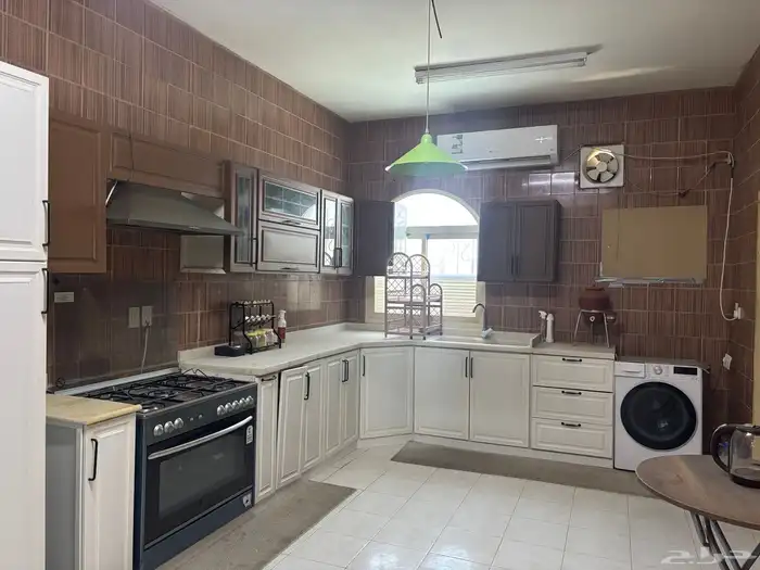 اثاث معا اجهزتها الكهربائية على الشرط 3