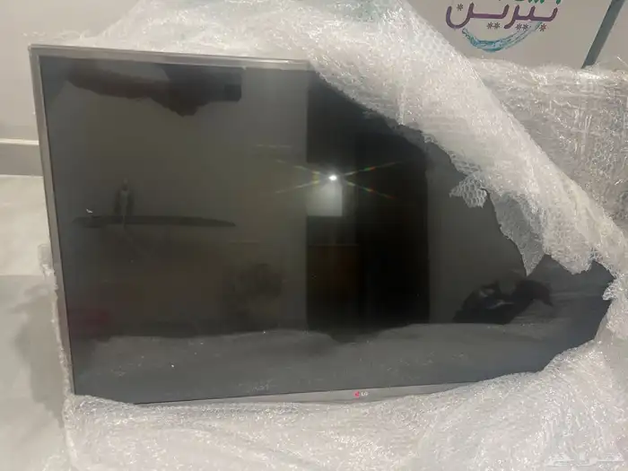 طاولة تلفزيون و شاشة تلفزيون 1