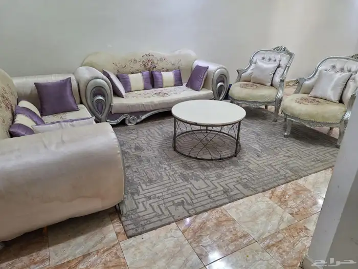 مجلس كنب مع فرشة مع ترابيزة للبيع 1