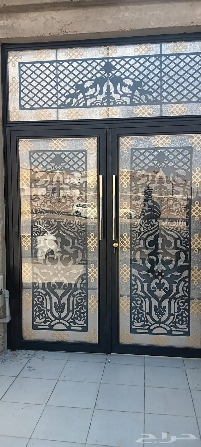 عندي سلالم حديد وأبواب حديث. 6