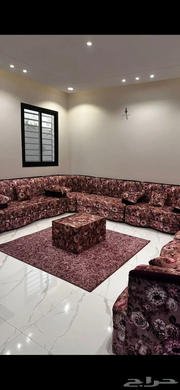 اثاث كنبات وطاولات وقطع فرش 0