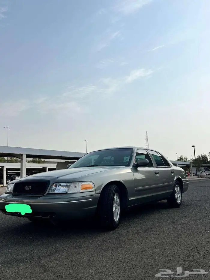 Ford Crown Victoria 4