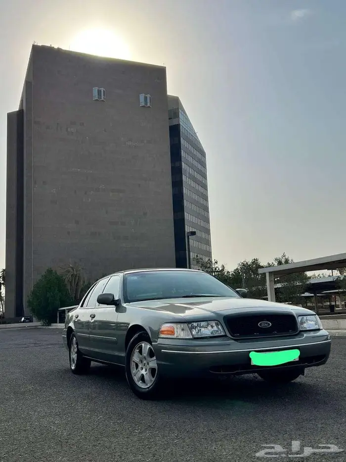 Ford Crown Victoria 3