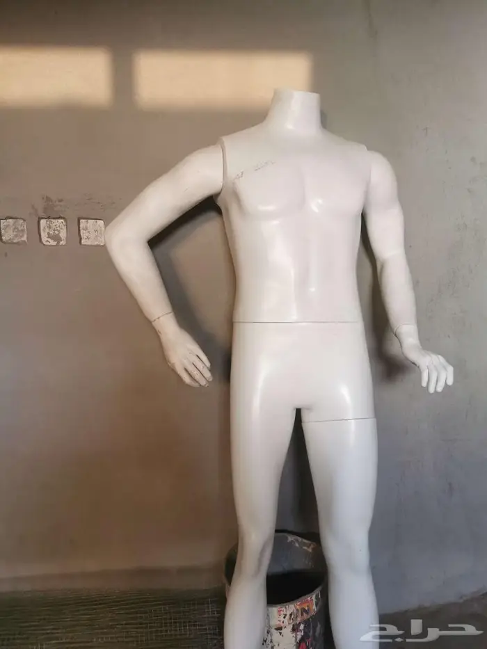 مكائن خياطة ومانيكان وطاولة للبيع 4