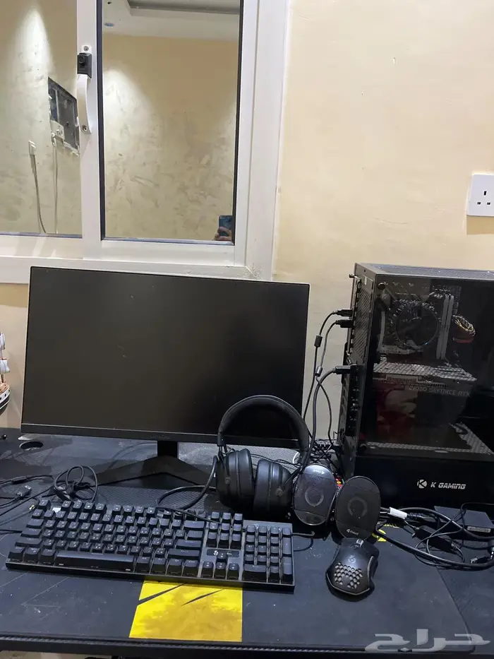 بي سي للبيع مع الطاولة والسماعات 1