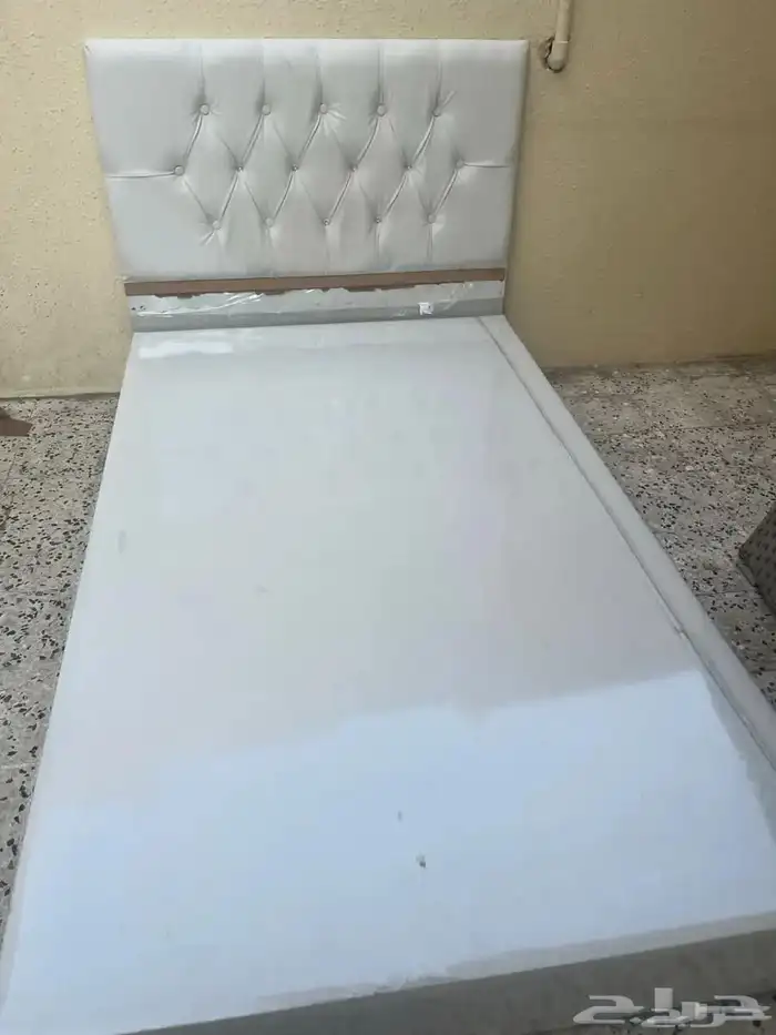 طاولات شاشه وسرير للبيع 2