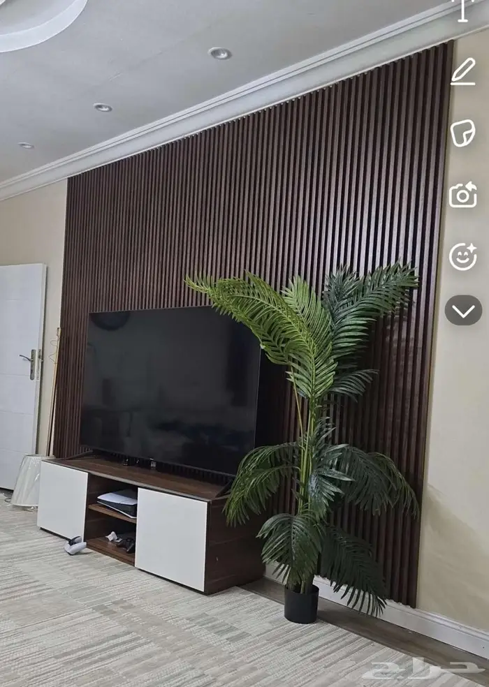طاولة تلفزيون. و بديل خشب للجدار نظيف جدا وطاولتين قهوه 0