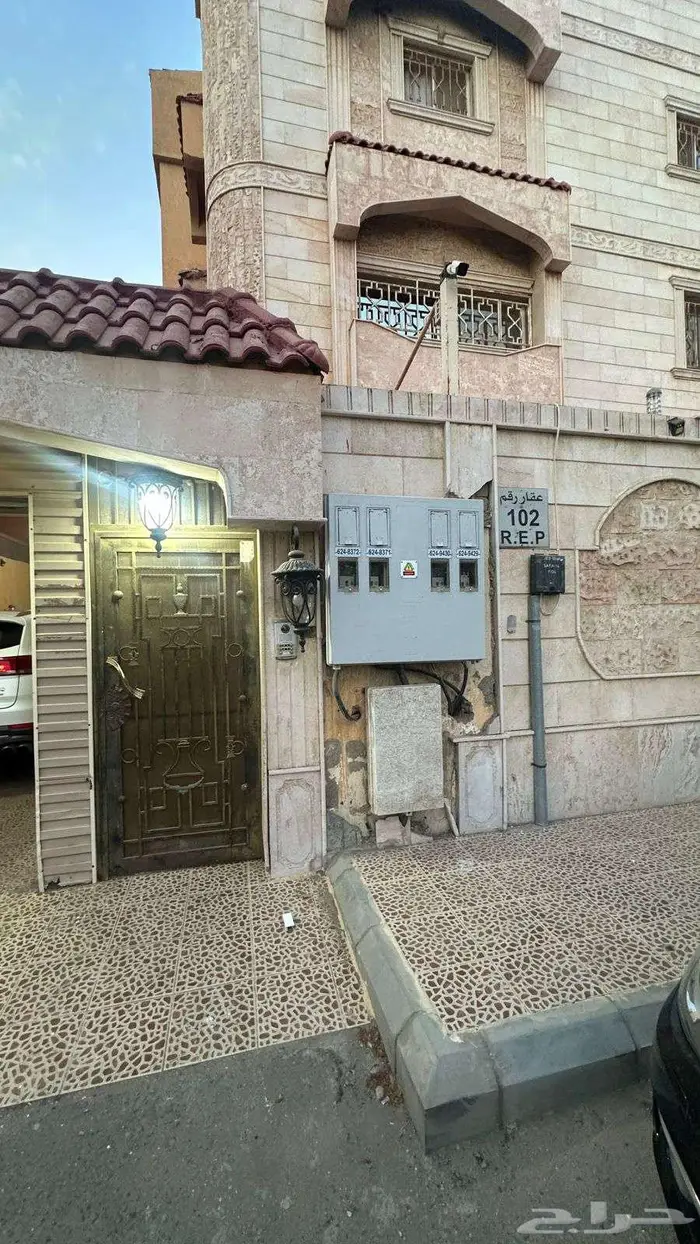 شقة للإيجار بحي الربوه مكونه من 4 غرف كود 102 1