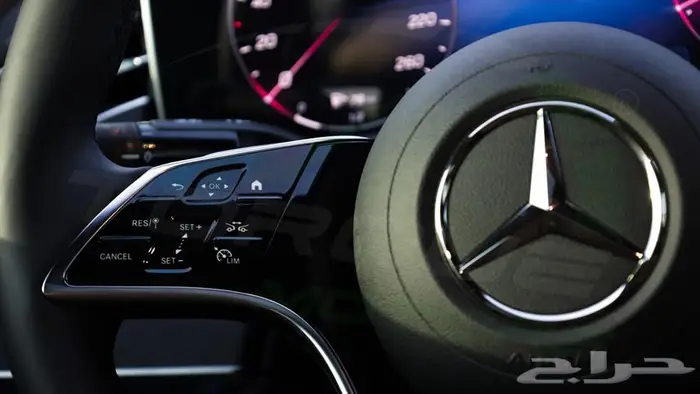 2025 MERCEDES-BENZ E 200 2.0L RWD اصفار مع ضمان 9