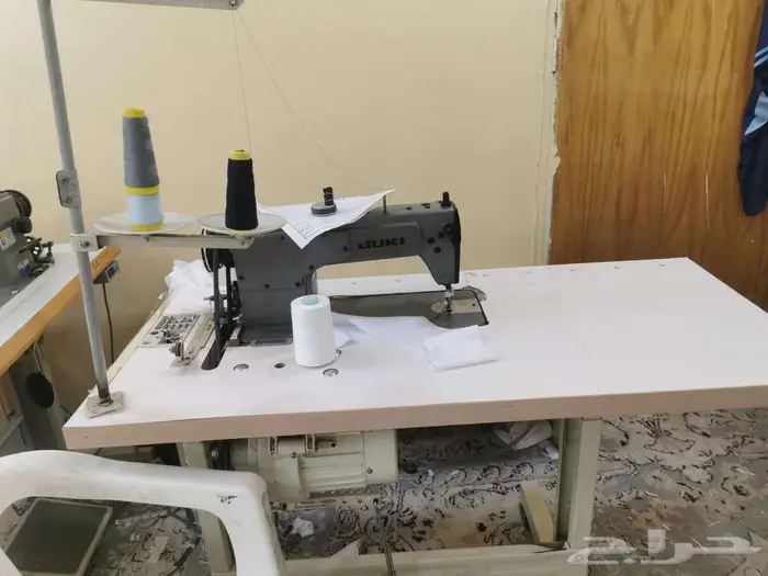 مكائن خياطة ومانيكان وطاولة للبيع 3