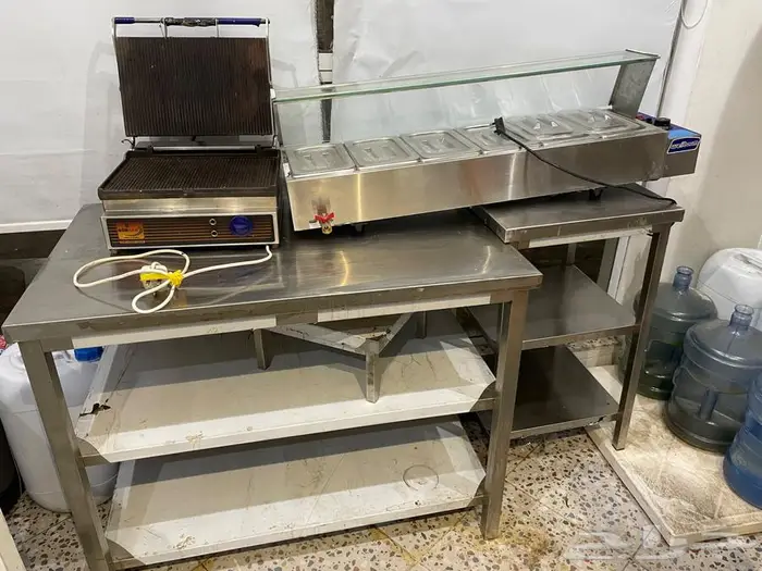 3 طاولات ستيل و سخان سندوتشات و سخان مكولات و قلايه 0