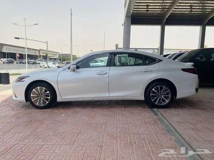 لكزس ES300h AH 2025 سعودي اسود - -ابيض 11