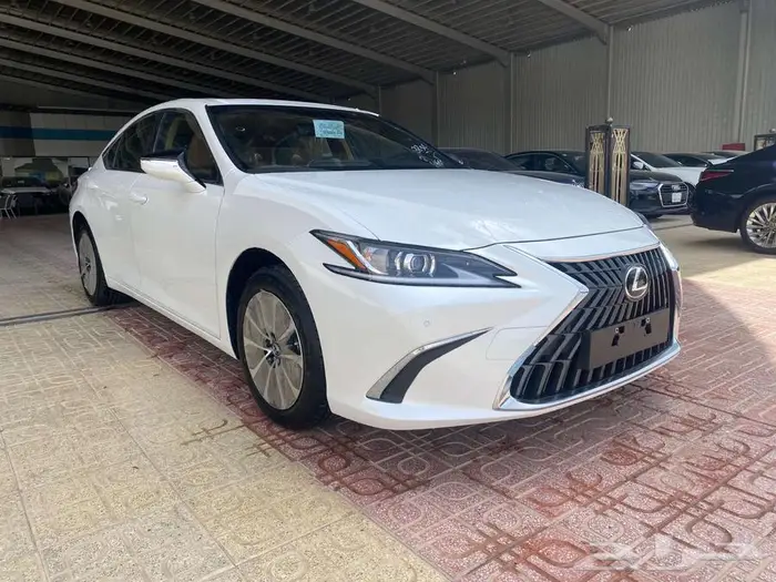 لكزس ES300h AH 2025 سعودي اسود - -ابيض 10
