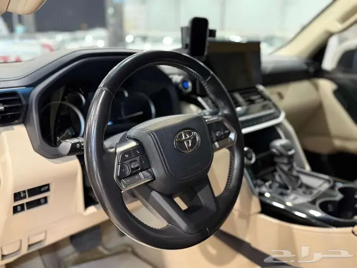لاندكروزر GXR 3 بنزين 2023 نظيف مضمون وممشى قليل 5